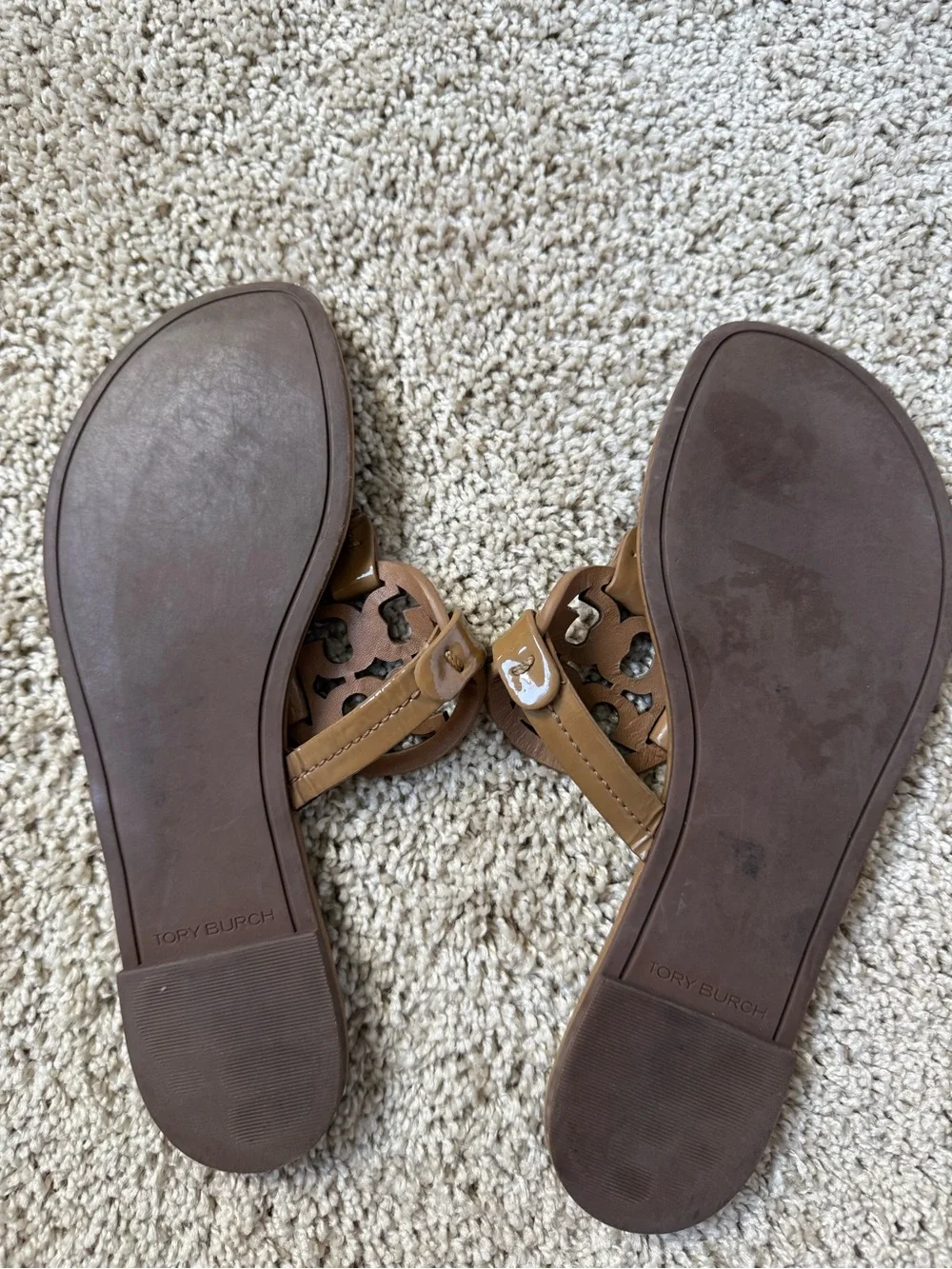Tory Burch Patent Leather Logo Thong Sandals in Tan
